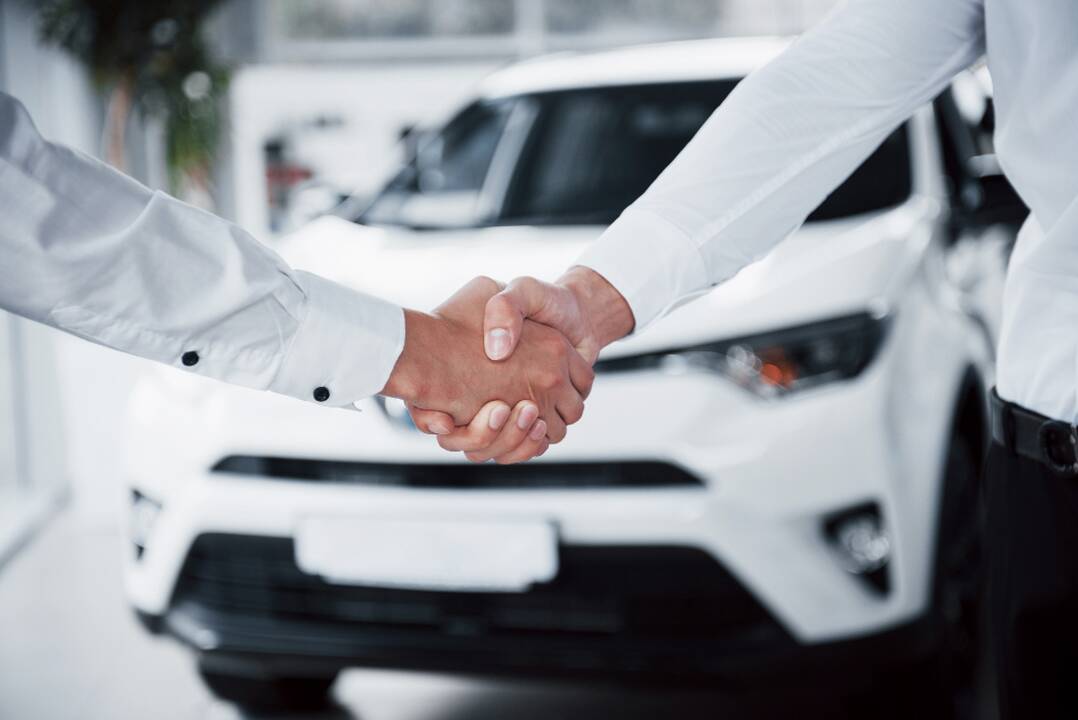 Automobilius parduodančios įmonės direktorius įtariamas užsukęs piniginę aferą