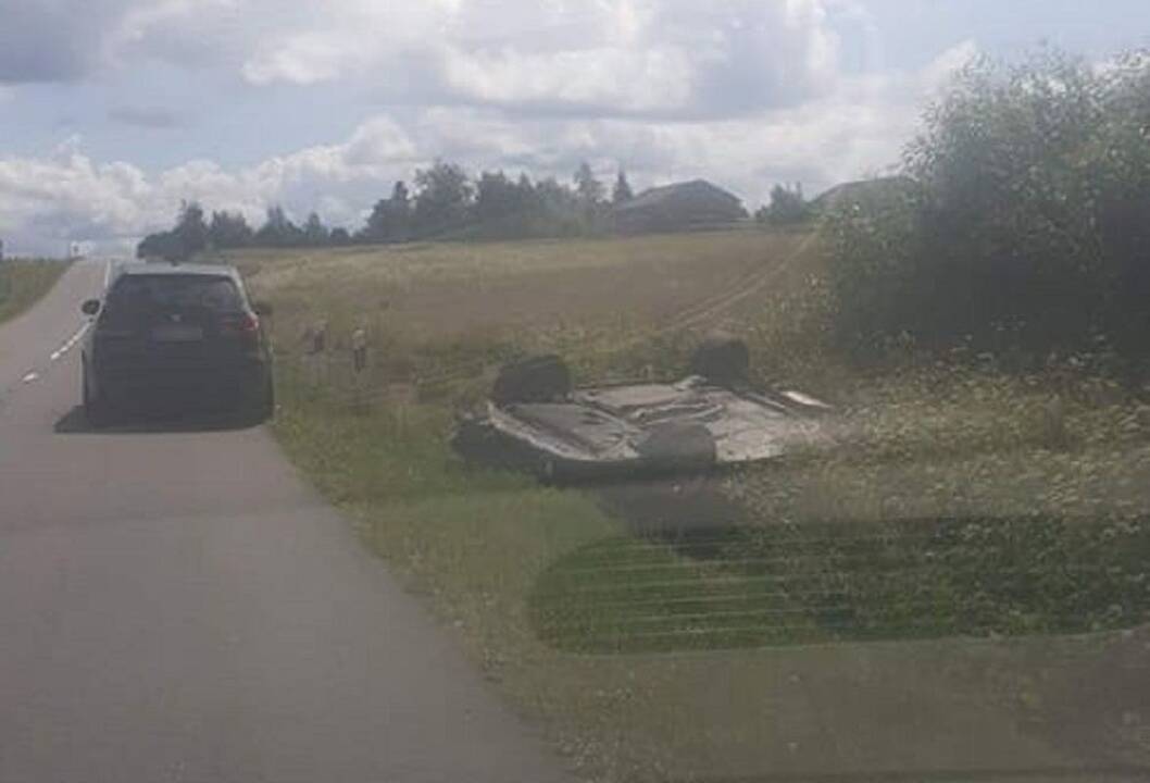 Širvintų rajone – girto vairuotojo šou: automobilis nuriedėjo į griovį ir keliskart apsivertė