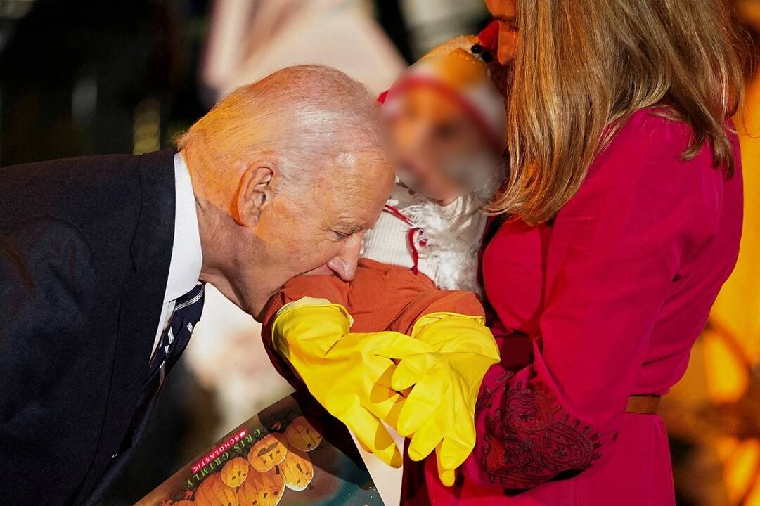 J. Bidenas per renginį įkando trims vaikams