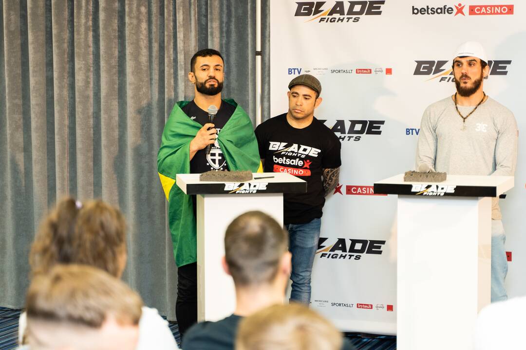 Įspūdžiai: „Blade fights“ mišrių menų kovotojai jau pasiruošę būsimai kovai.
