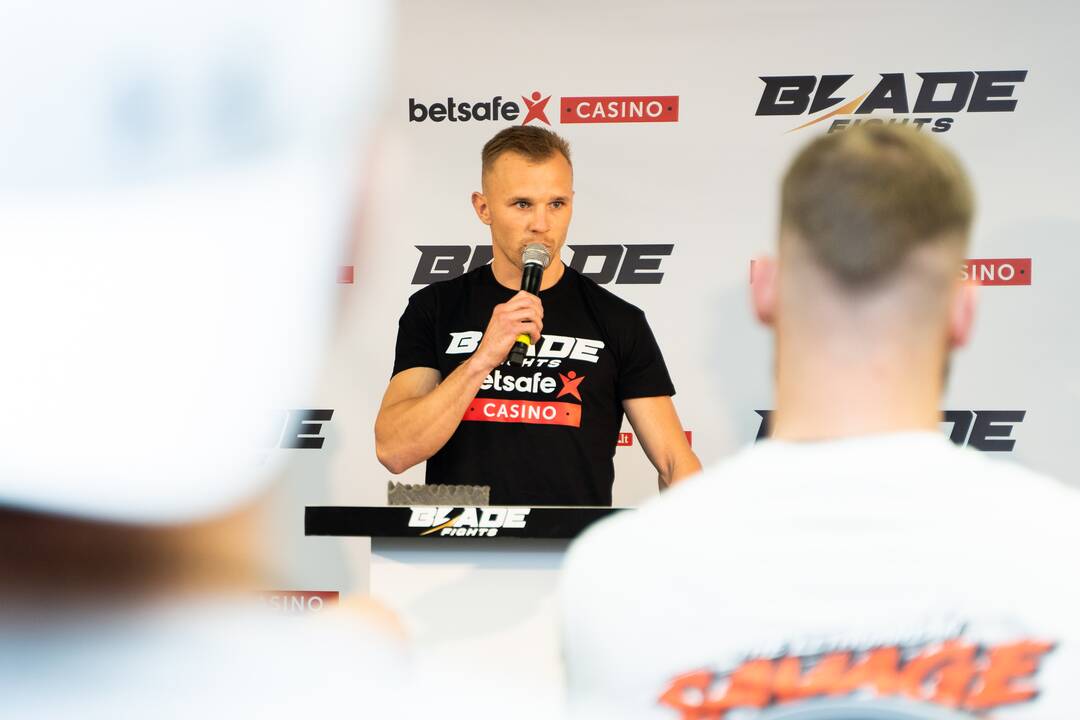Įspūdžiai: „Blade fights“ mišrių menų kovotojai jau pasiruošę būsimai kovai.