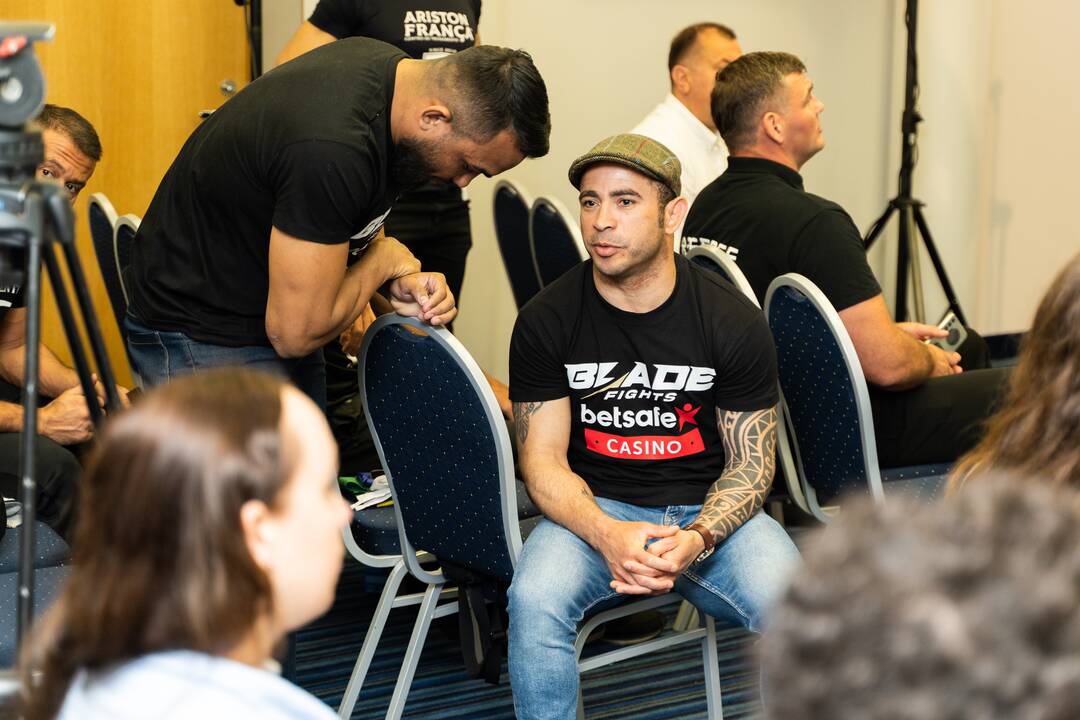 Įspūdžiai: „Blade fights“ mišrių menų kovotojai jau pasiruošę būsimai kovai.