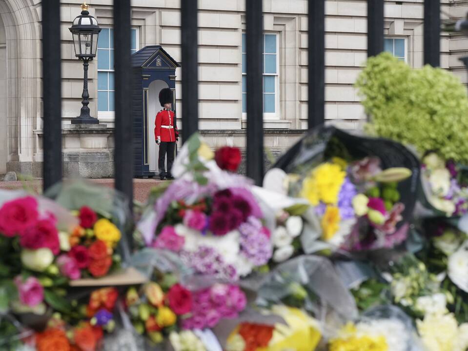 Žmonės gedi mirusios karalienės Elizabeth II