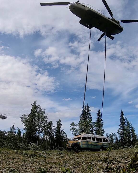 Operacija: kad būtų išvengta naujų tragedijų, Aliaskos valdžia nusprendė išgabenti autobusą į naują, saugesnę jį lankyti norintiems turistams, vietą.
