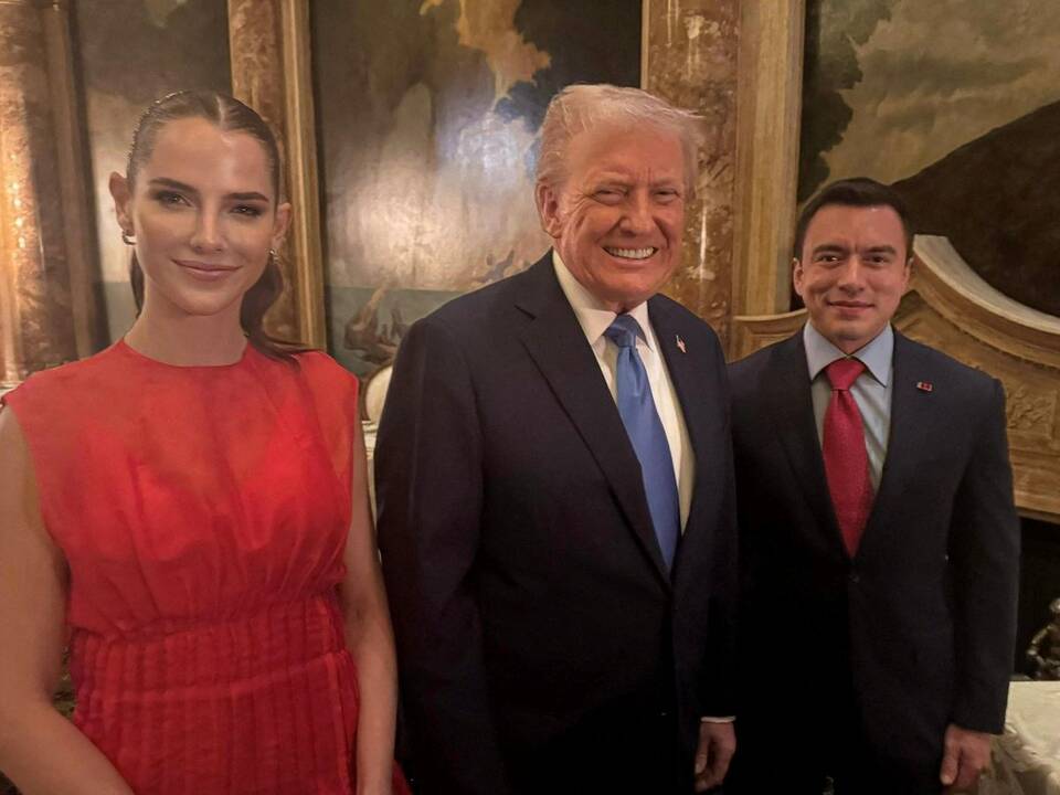 Donaldas Trumpas (viduryje)