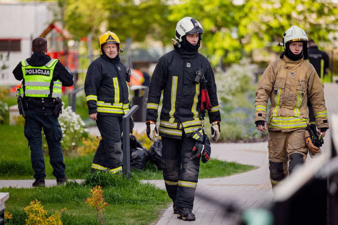 Labiausiai lietuviai pasitiki ugniagesiais, mažėja kariuomenės reitingas