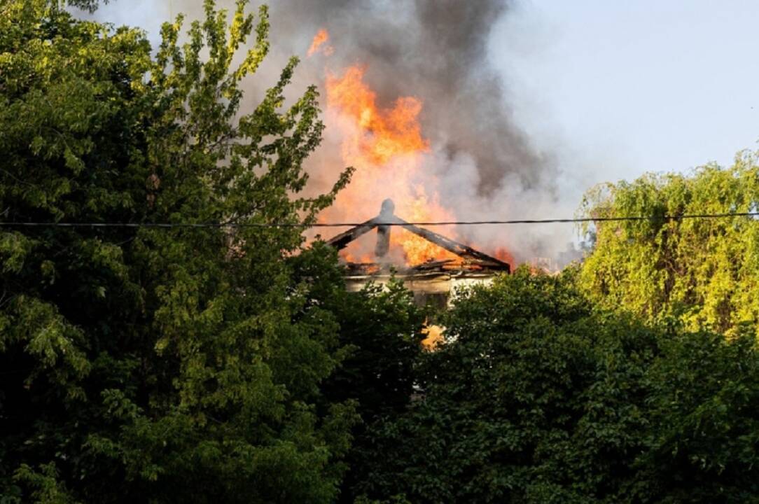 Pakruojo rajone užsiliepsnojo kambarys: iš patalpų išneštas žmogus