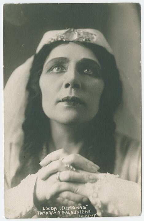 Scena i6 G. Verdi operos „Traviata“, 1920 m. Valstybės teatras Kaune. Centre stovi A. Galaunienė (Violeta), sėdi – K. Petrauskas (Alfredas)