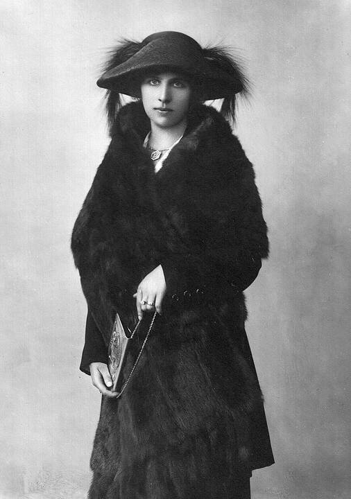 Scena i6 G. Verdi operos „Traviata“, 1920 m. Valstybės teatras Kaune. Centre stovi A. Galaunienė (Violeta), sėdi – K. Petrauskas (Alfredas)
