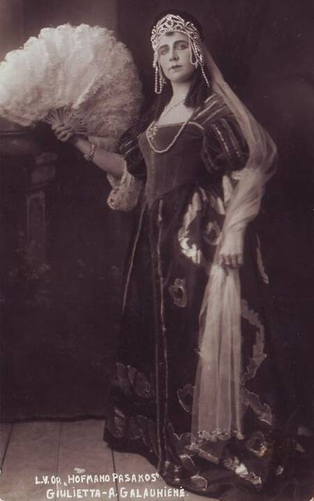 Scena i6 G. Verdi operos „Traviata“, 1920 m. Valstybės teatras Kaune. Centre stovi A. Galaunienė (Violeta), sėdi – K. Petrauskas (Alfredas)