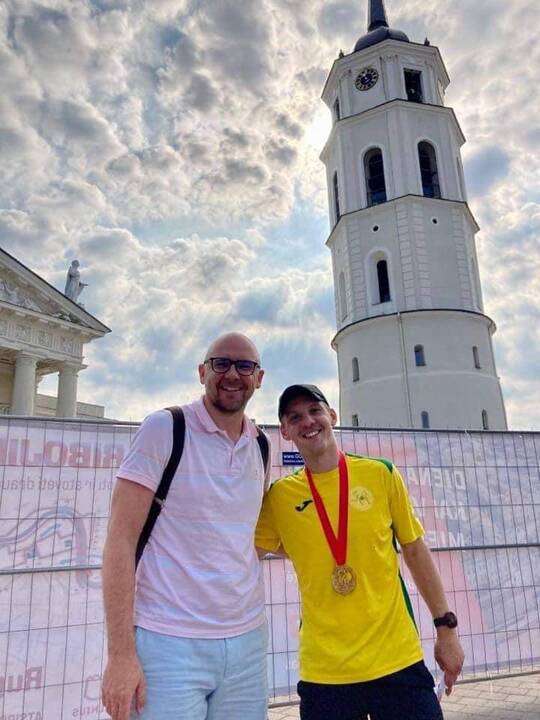 Tikslas: šiemet A.Šlajus nusprendė įgyvendinti savo asmeninį projektą – bėgti maratoną, kad surinktų pinigų septyniolikmetės Veronikos, dėl onkologinės ligos netekusios kojos, reabilitacijai.