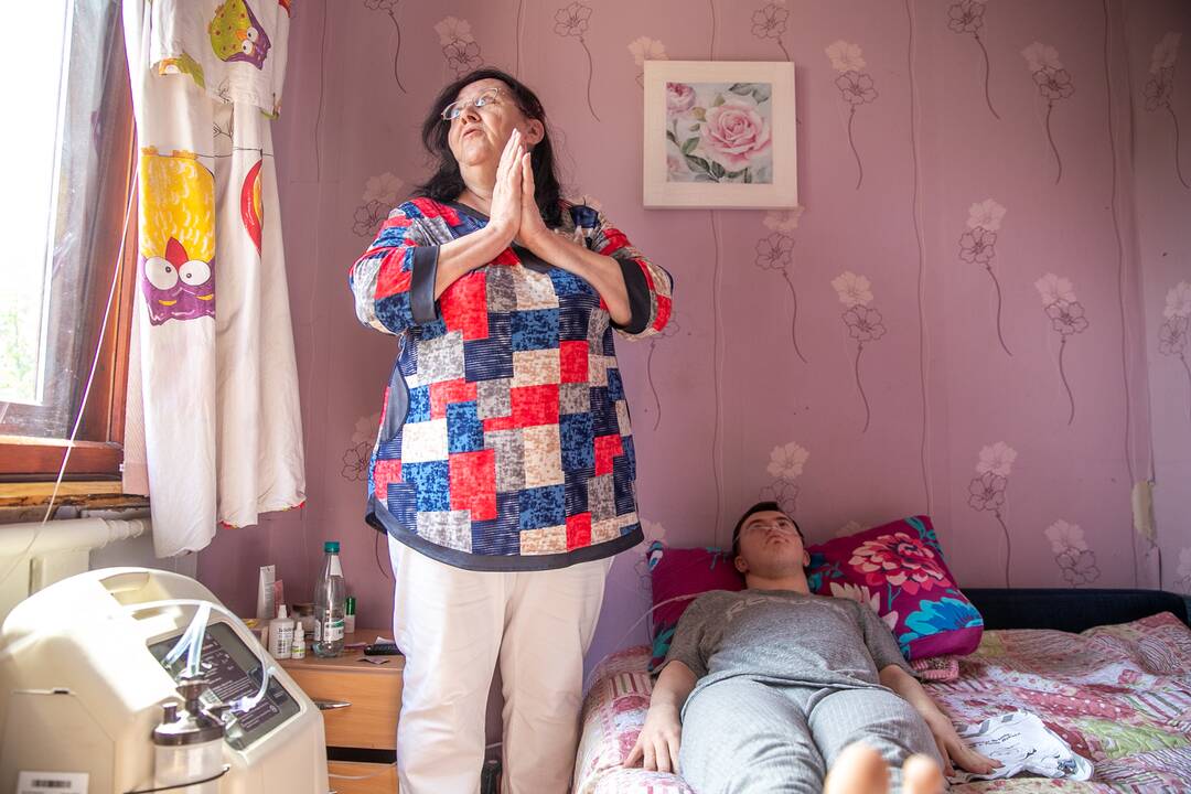 Neramu: Ugniaus mama Jadvyga pasakojo, kad sūnų naktimis ištikus priepuoliams, stoja kvėpavimas.