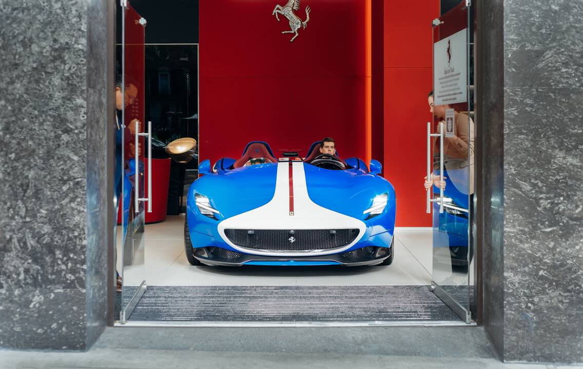 Geidžiamiausi: "H.R.Owen Ferrari" dirbtuvės ir servisas šiaurės Londone: viduryje – garsaus "Arsenal" klubo futbolininko P.E.Aubameyango "Ferrari LaFerrari" hiperautomobilis.