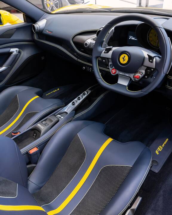 Geidžiamiausi: "H.R.Owen Ferrari" dirbtuvės ir servisas šiaurės Londone: viduryje – garsaus "Arsenal" klubo futbolininko P.E.Aubameyango "Ferrari LaFerrari" hiperautomobilis.