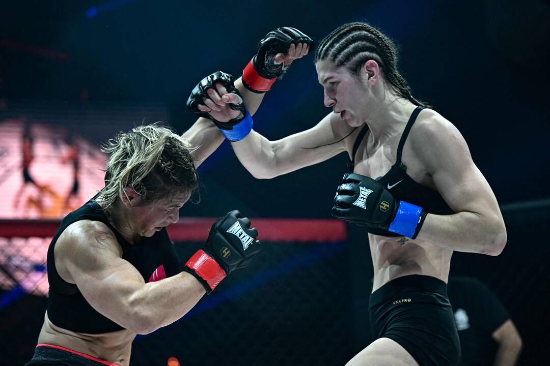 Varžovės: E. Kareckaitė (dešinėje) ir L. Blot kovėsi dėl „Hexagone MMA“ pasaulio čempionės titulo.