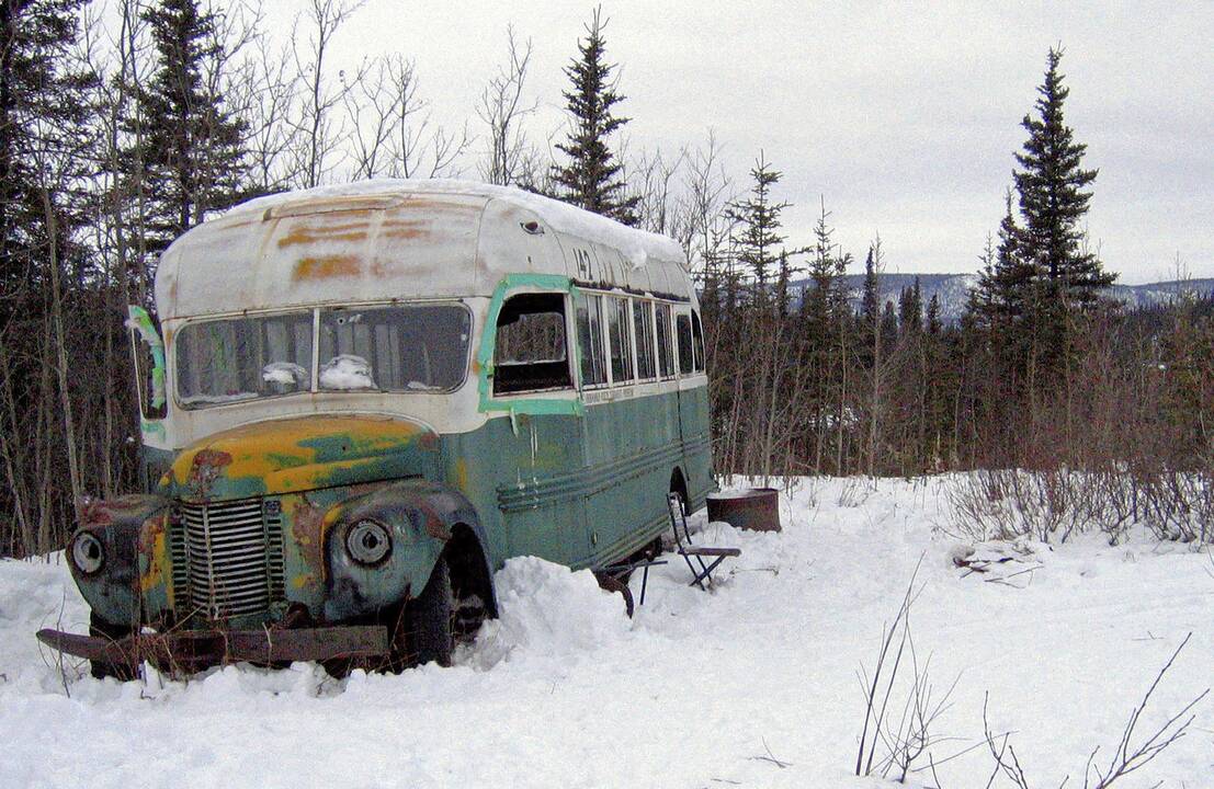 Operacija: kad būtų išvengta naujų tragedijų, Aliaskos valdžia nusprendė išgabenti autobusą į naują, saugesnę jį lankyti norintiems turistams, vietą.