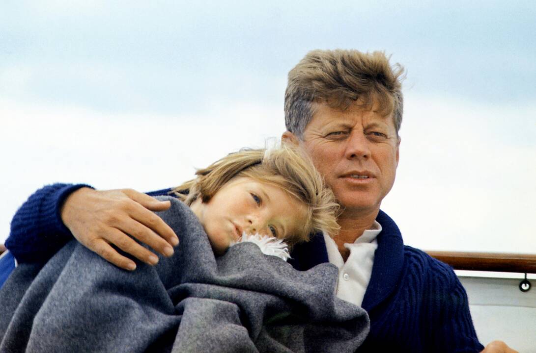 Atsiminimai: C.Ken­ne­dy su tė­vu jach­to­je 1963 m.