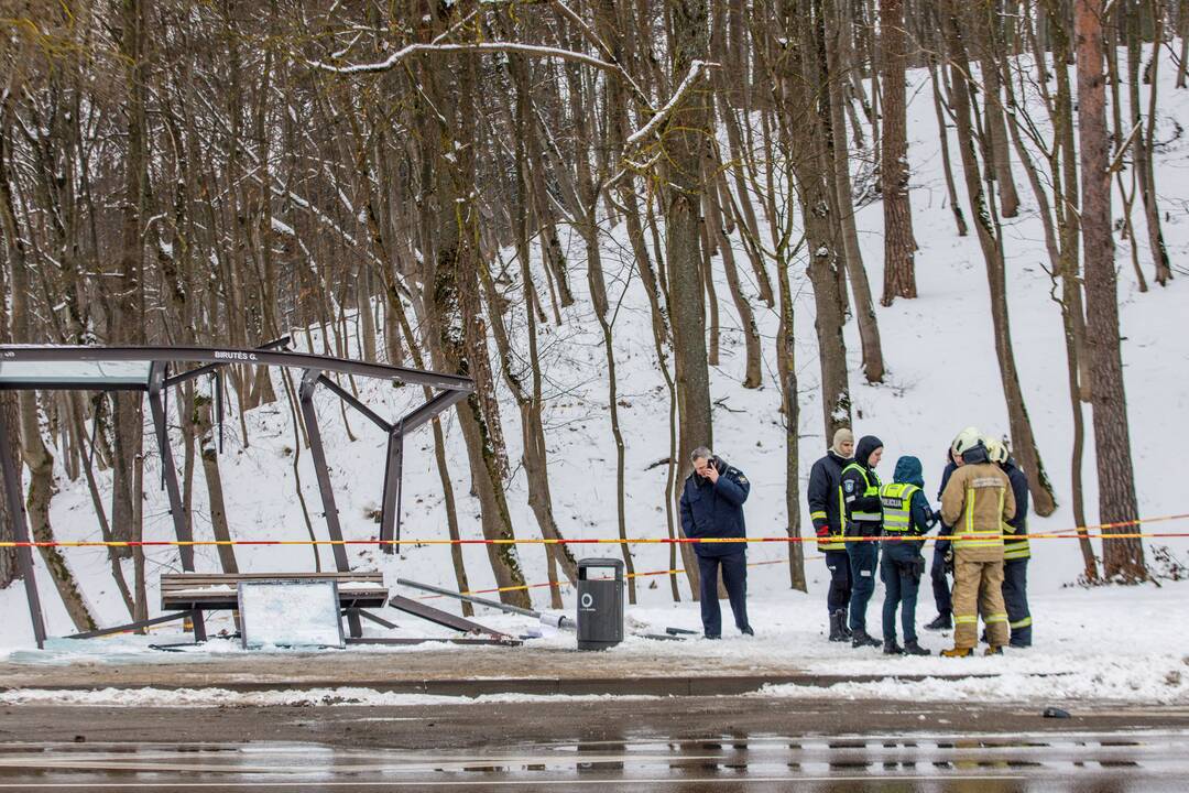 Į gaisrą skubėję ugniagesiai Panemunėje rėžėsi į stotelę