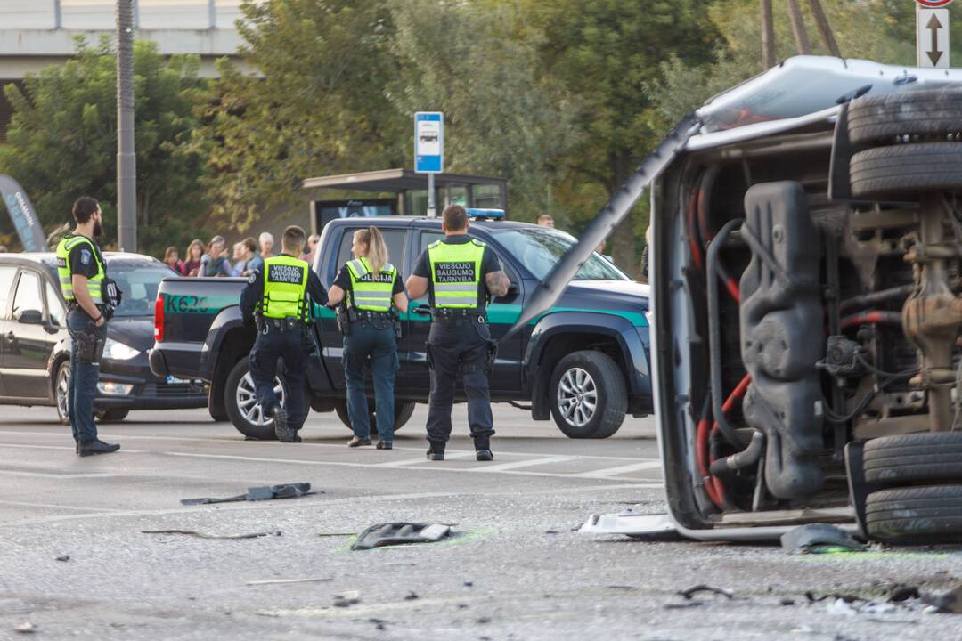 Mikroautobuso ir krovininio automobilio avarija Kaune