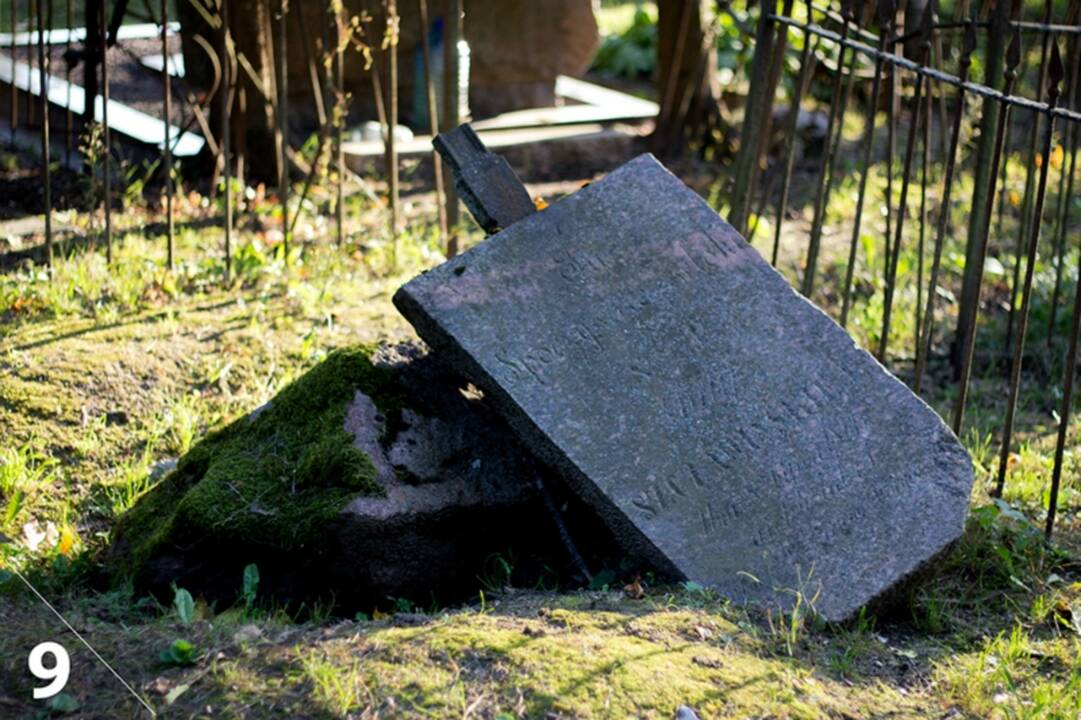 Situacija: raštijos puoselėtojo J.Volodzkos kapavietė – antkapį dengia kito asmens antkapis.