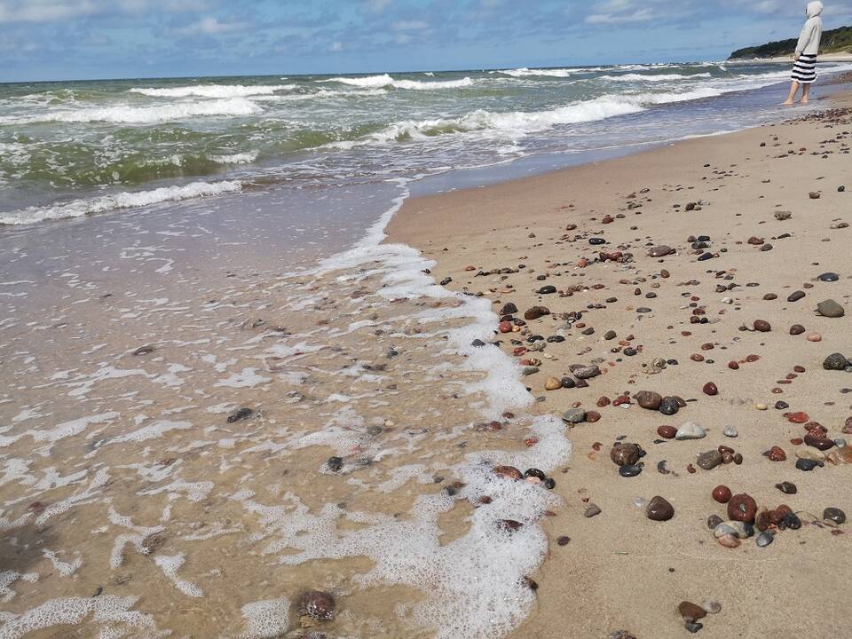 Mįslė: ne tik pajūryje radę lavoną žmonės, bet ir pareigūnai dar nežino, kas buvo šis žmogus ir kodėl jis mirė.