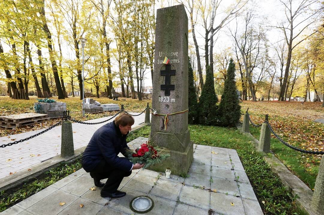 Pagerbė: mero pavaduotojas A.Barbšys uždegė žvakutę ir padėjo gėlių prie Sausio 15-osios sukilėliams skirto paminklo.