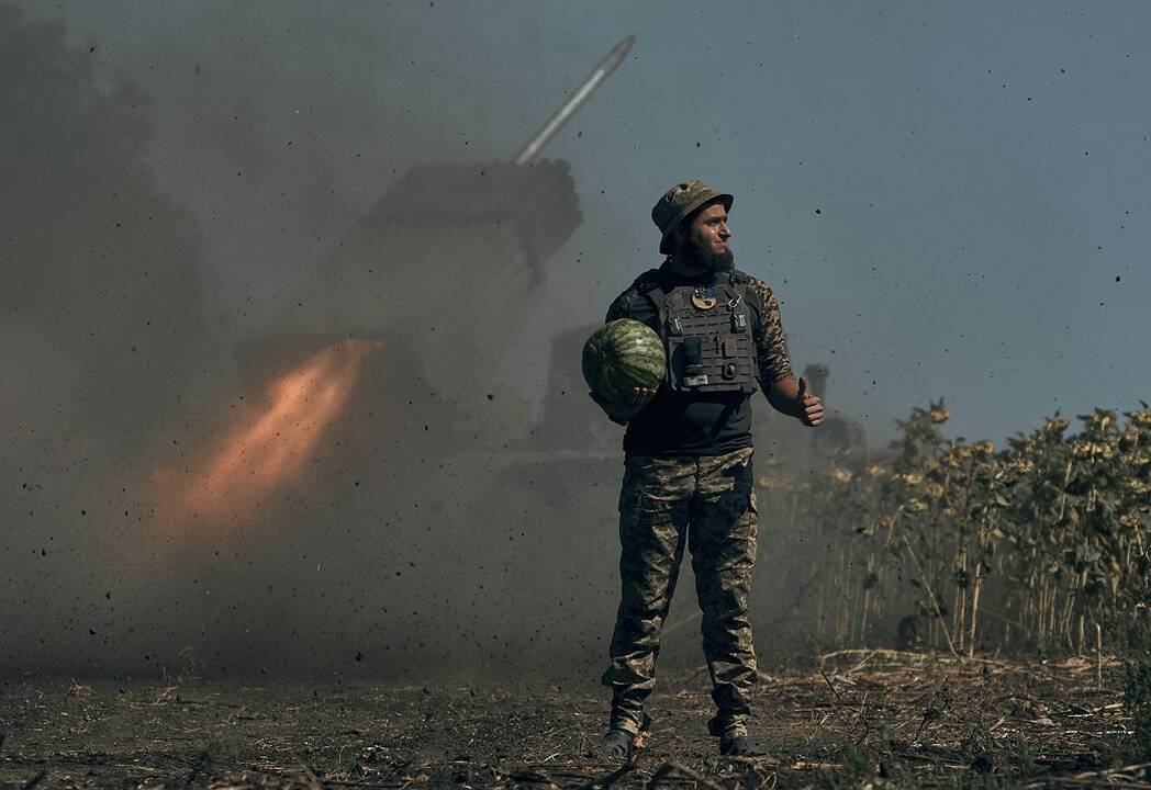 Vokietijos URM vadovė ragina Berlyną greitai apsispręsti dėl tankų tiekimo Ukrainai
