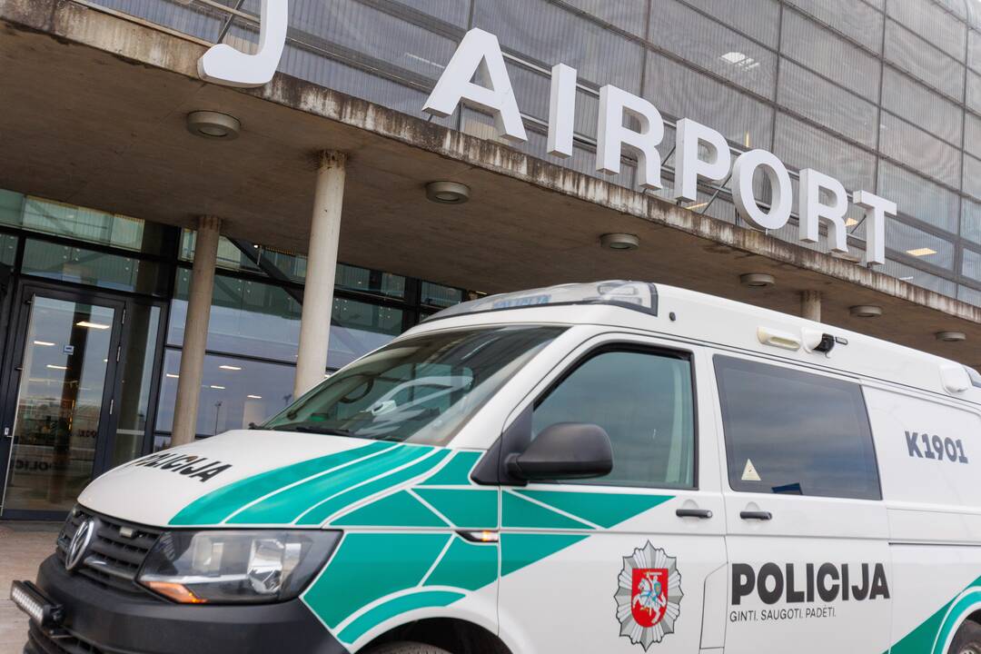 Iš Londono atskridusiam jonaviškiui Kaune teko persėsti į konvojaus automobilį