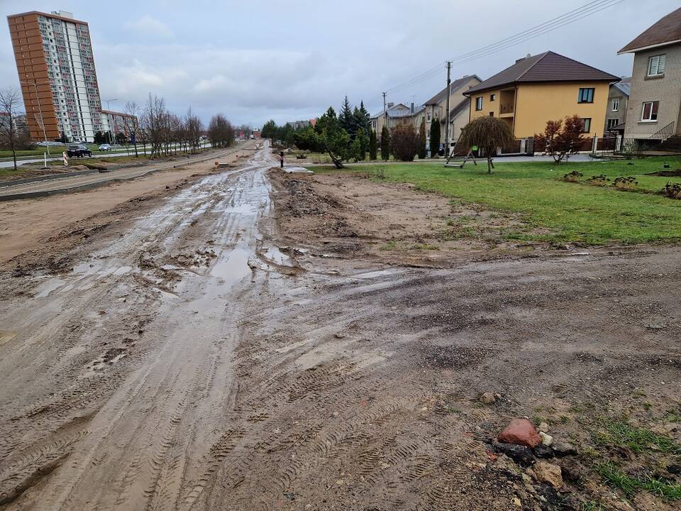 Nepatogumai: Liepojos gatvėje gyvenantys klaipėdiečiai laukia, kada galės išvažiuoti iš savo namų.