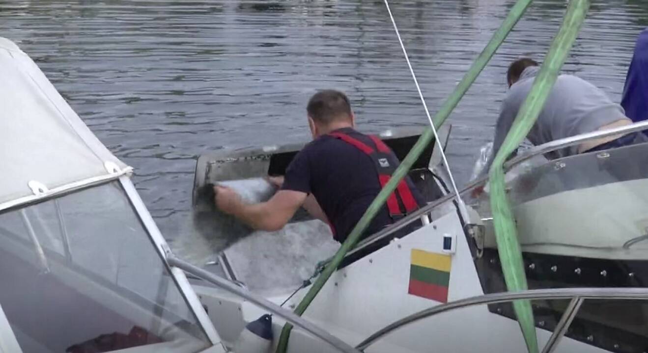 Papasakojo daugiau detalių apie Klaipėdoje skendusį katerį: pareigūnai vandenį sėmė kibirais