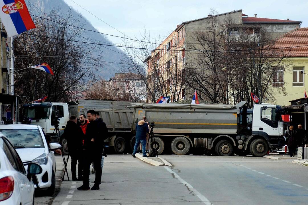 Serbai pradėjo šalinti įtampą sukėlusias barikadas Kosovo pasienyje