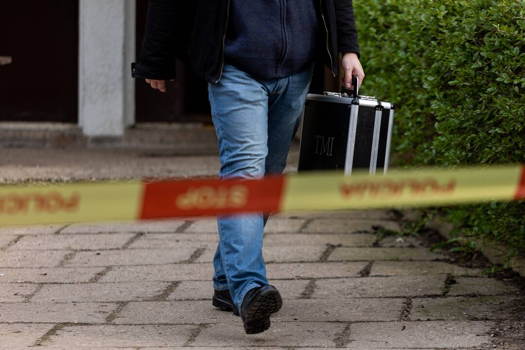 Tragedija Vilniuje: prie namo rastas jaunos moters lavonas, ant kūno – sužalojimai