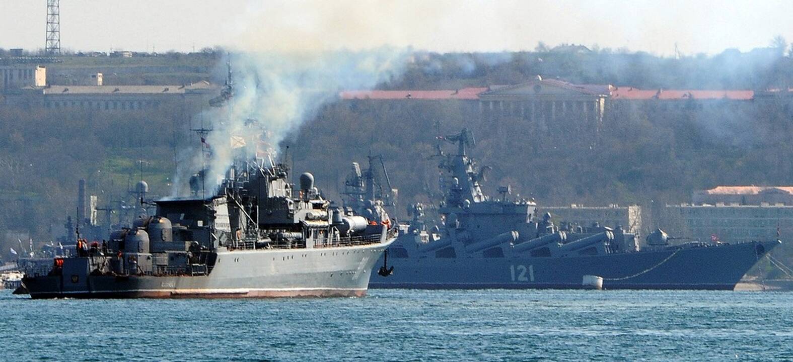 Rusų žiniasklaida: karo laive „Moskva“ sprogo amunicija, jis – rimtai apgadintas