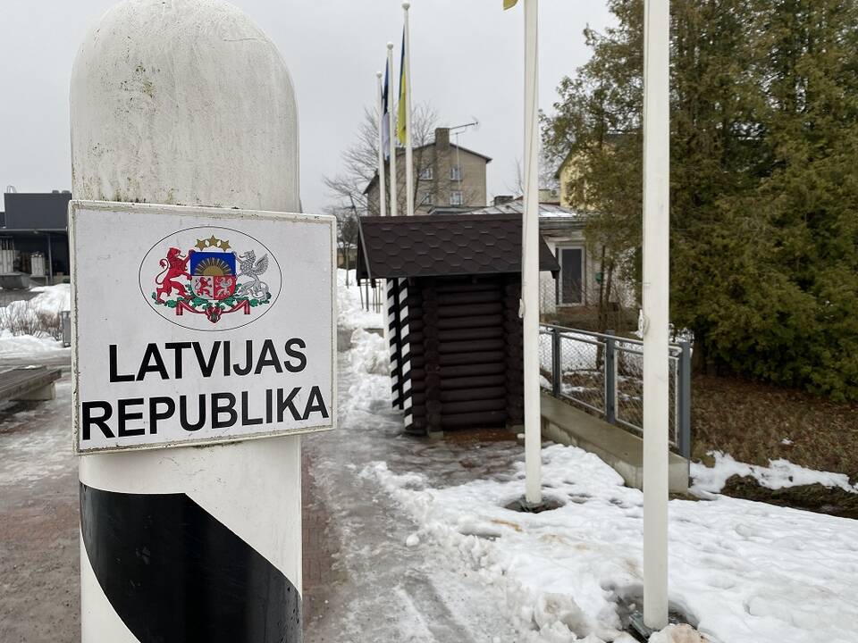 Latvių pasieniečiai prašo iš dalies uždaryti pasienio punktą: įtaria, kad plūs migrantai