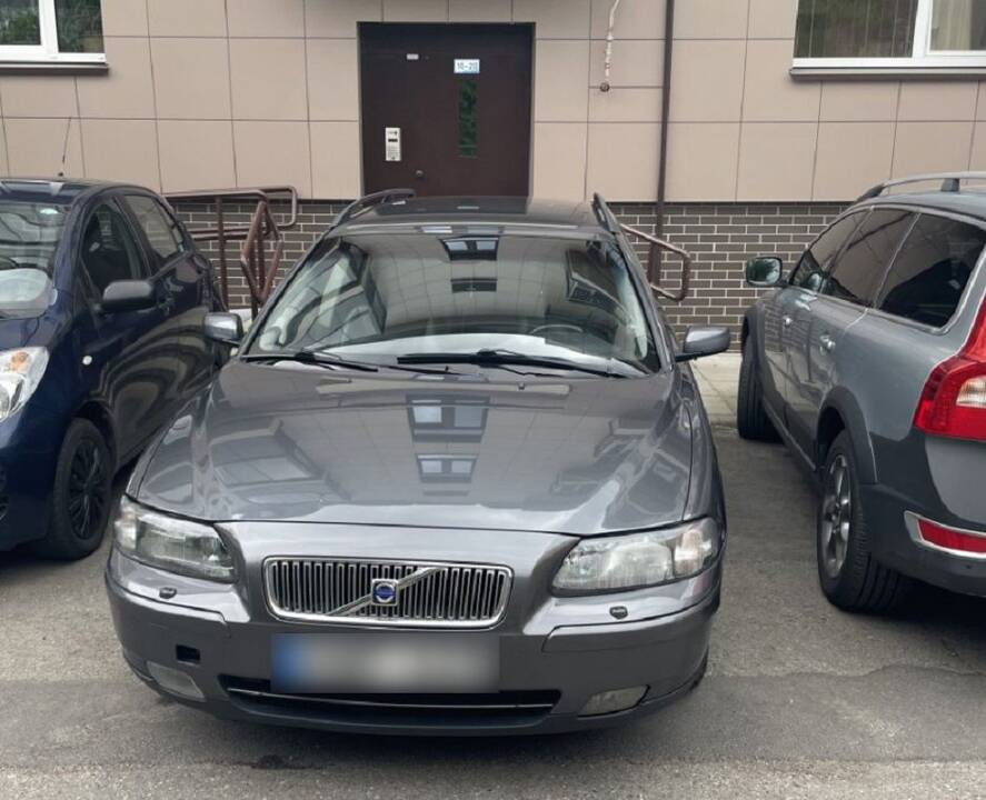 Tvarkingai: priešais laiptinę automobilį palikęs vairuotojas baudos veikiausiai negaus.