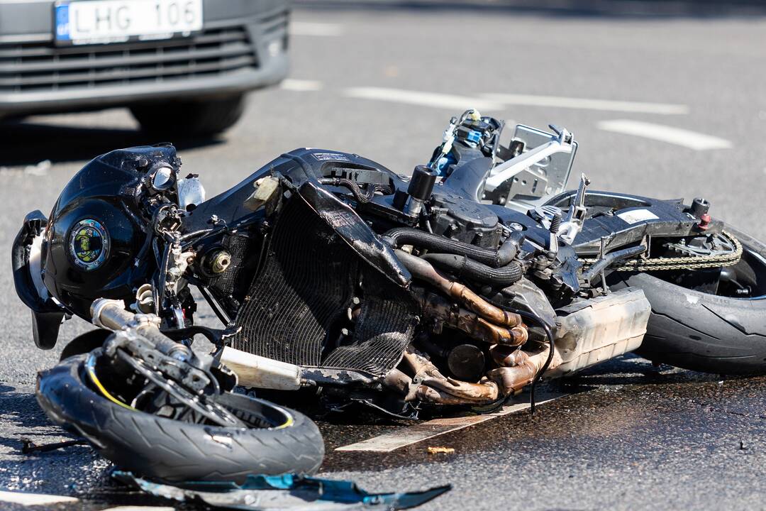 Vilkaviškio rajone į griovį nuvažiavo motociklas: vairuotojas – ne tik „su kvapeliu“