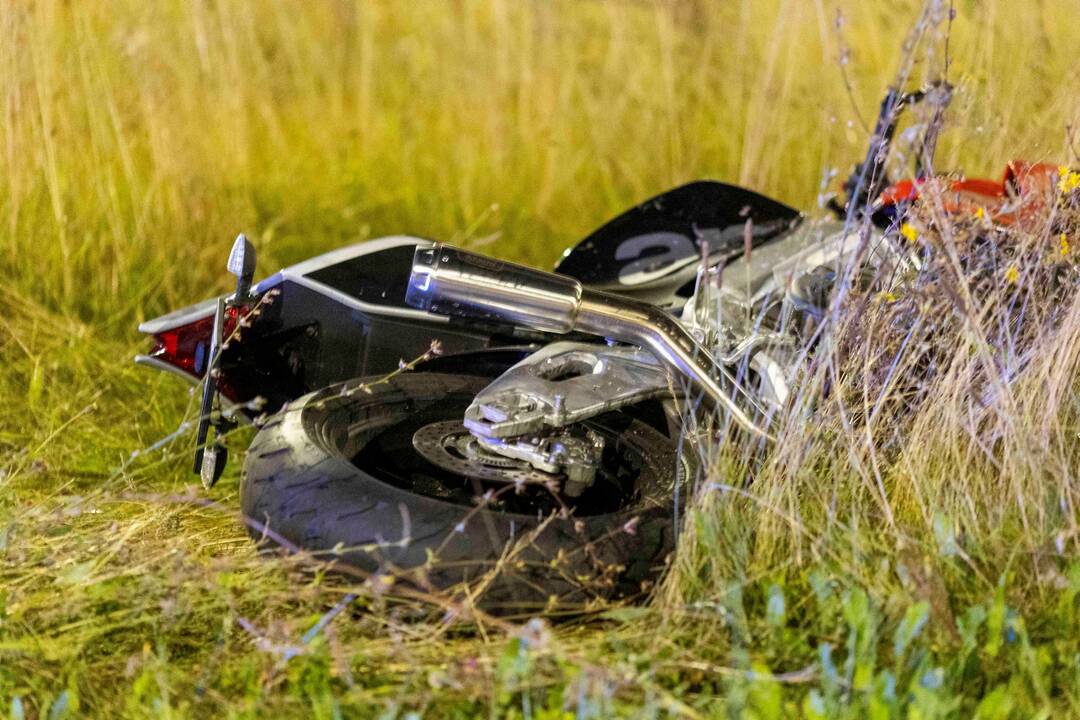 Tragedija Prienų rajone: žuvo į kelio atitvarus atsitrenkęs motociklininkas