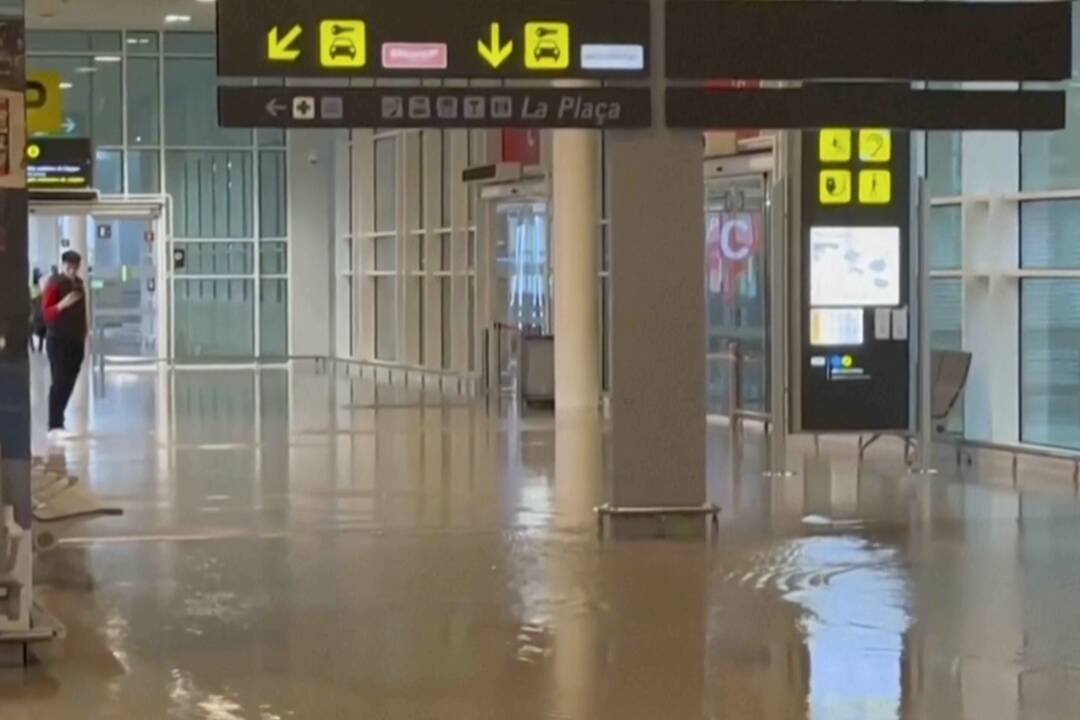 Valensijos regioną skandinančios liūtys pasiekė Barseloną: sėmė oro uostą, buvo atšaukti skrydžiai