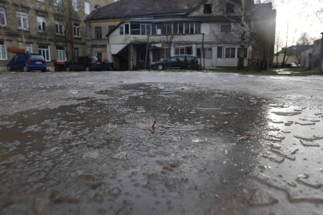 Šiaurės rytų Lietuvoje eismo sąlygas sunkina plikledis
