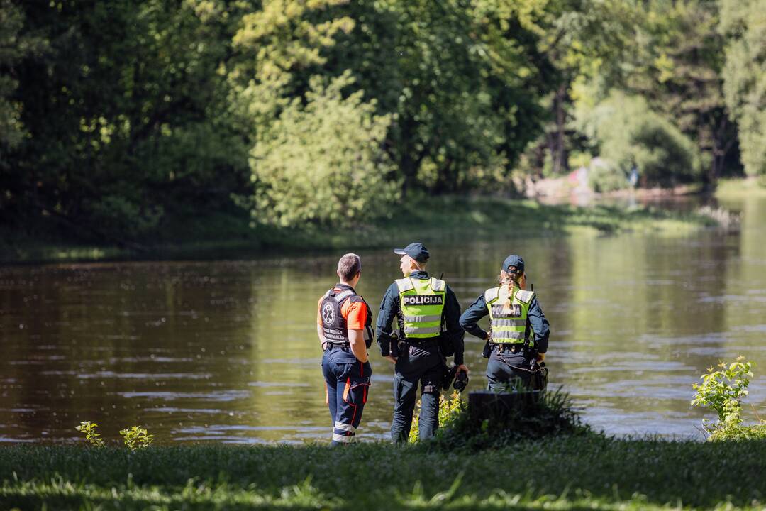 Visagine nardydamas vyras rado dujinį pistoletą