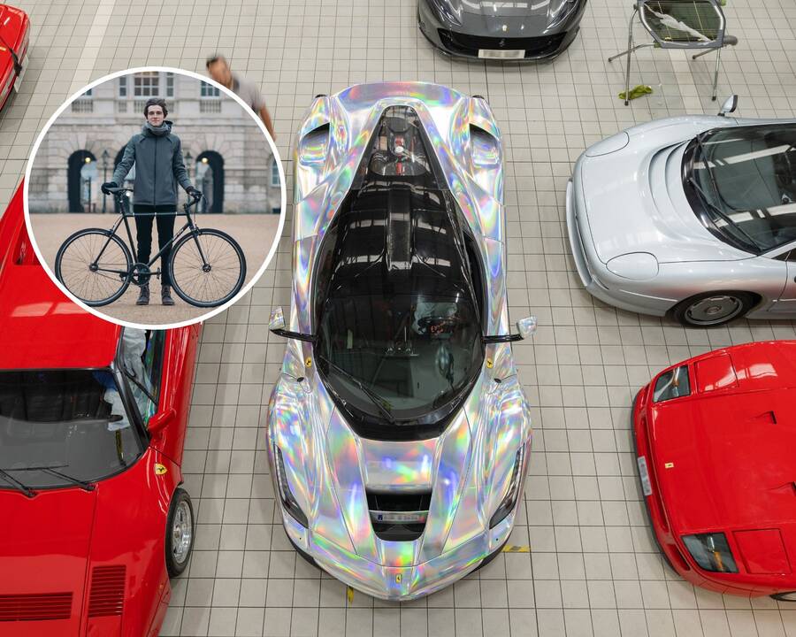 Geidžiamiausi: "H.R.Owen Ferrari" dirbtuvės ir servisas šiaurės Londone: viduryje – garsaus "Arsenal" klubo futbolininko P.E.Aubameyango "Ferrari LaFerrari" hiperautomobilis.