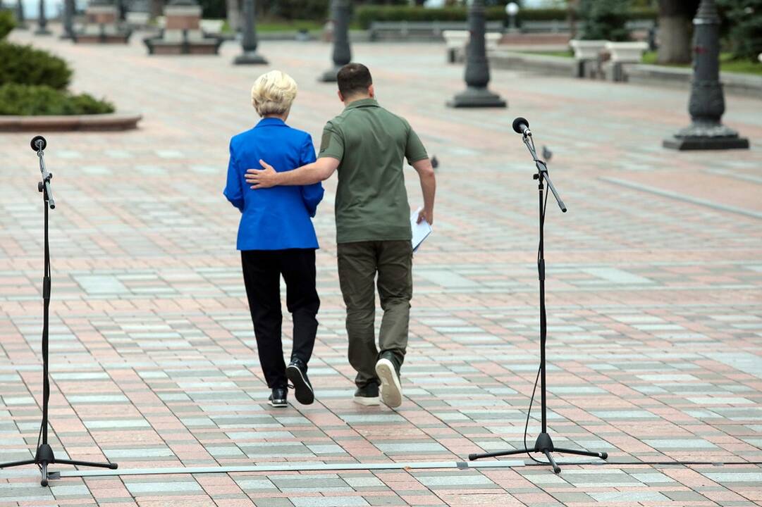 Kyjive: partnerystės akimirka – U.von der Leyen ir V.Zelenskis.