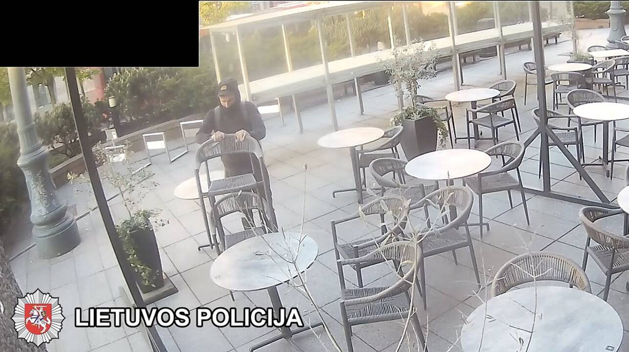 Policija ieško, kam prireikė aštuonių kavinės kėdžių, ir turi klausimų šiam vyrui