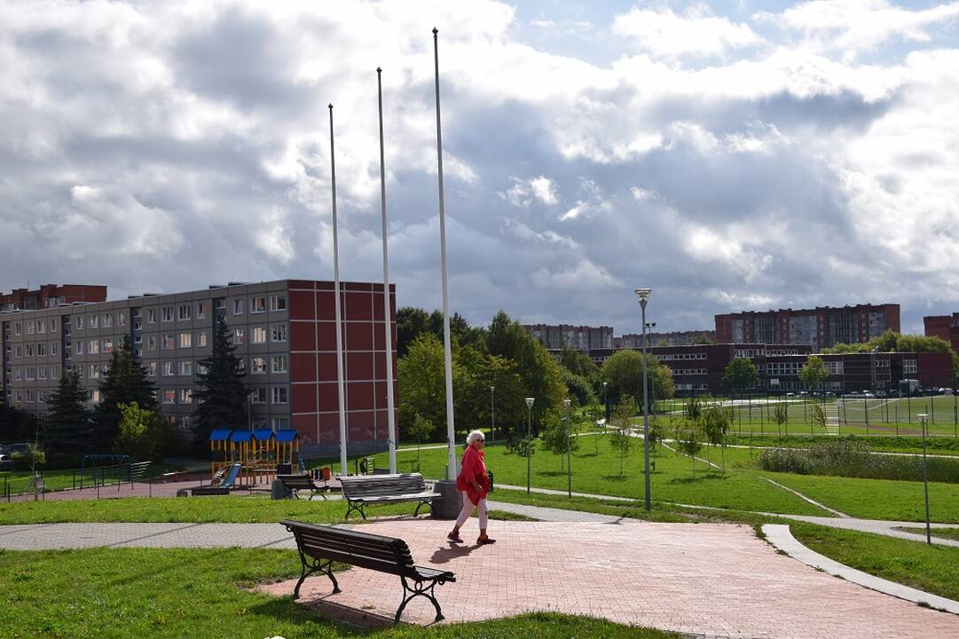 Pamiršo: Sąjūdžio parke, kuriame ant vieno stiebų nuolat plazdendavo trispalvė, vėliavos nėra.