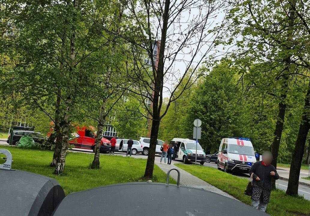 Avarija Debreceno gatvėje: lengvasis automobilis susidūrė su „Barboros“ mikroautobusu