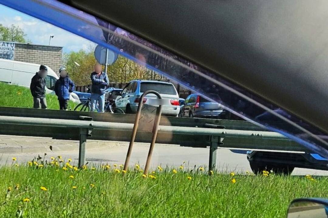 Susidūrimas Liepų gatvėje: 13-metis dviratininkas trenkėsi į automobilį