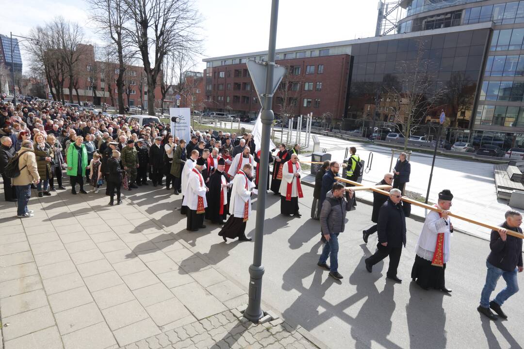 Tendencija: įprastai Kryžiaus kelio procesijoje dalyvauja šimtai žmonių.
