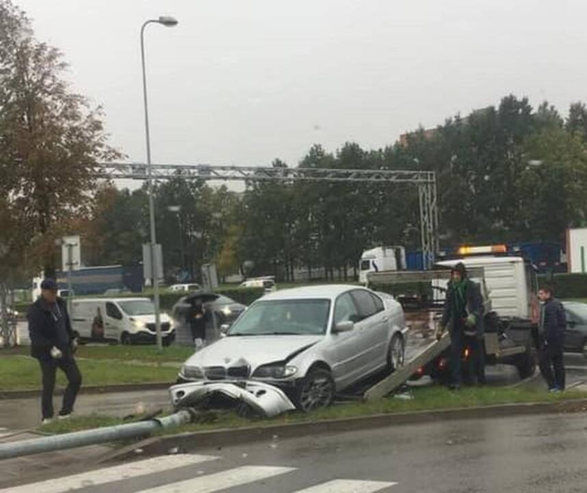 Uostamiestyje BMW rėžėsi į stulpą