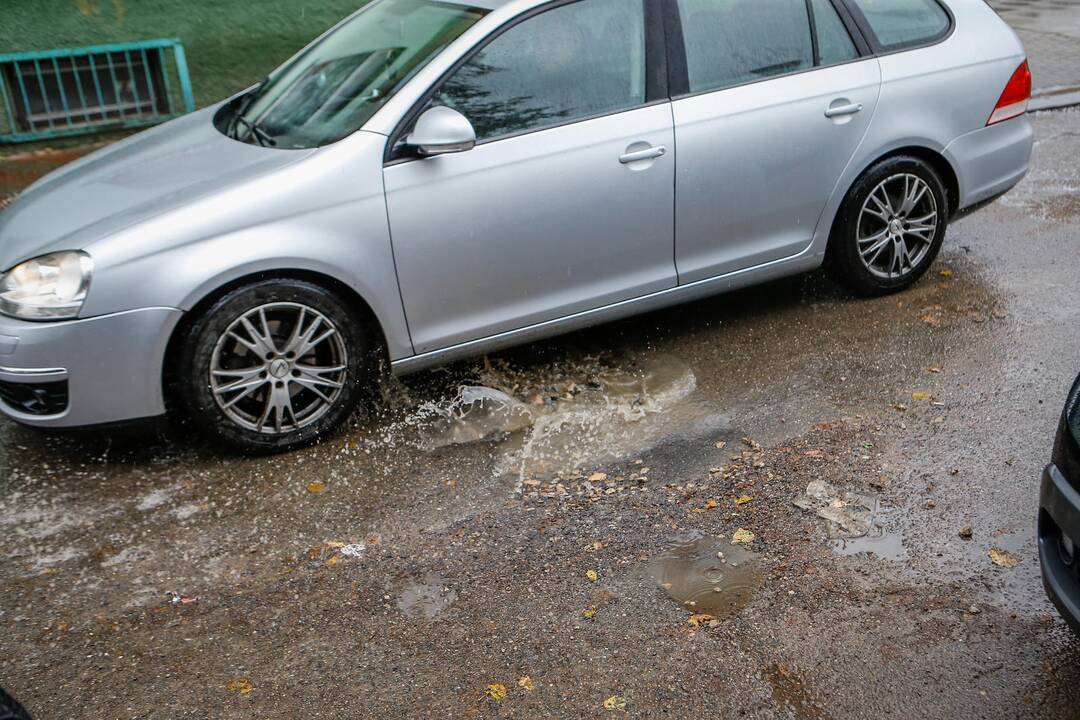 Nemalonu: vietiniai jau įprato įgriuvą aplenkti, o nežinantieji, koks siurprizas jų laukia, gadina savo automobilius.