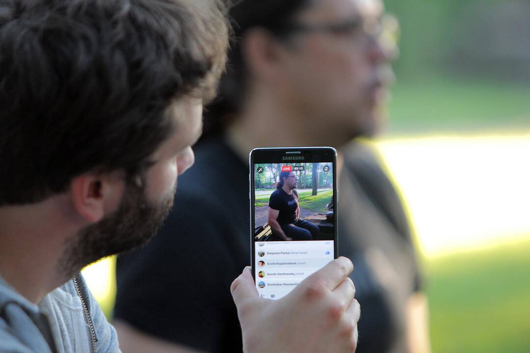 Protestivalio dalyviai okupuoja Miesto sodą